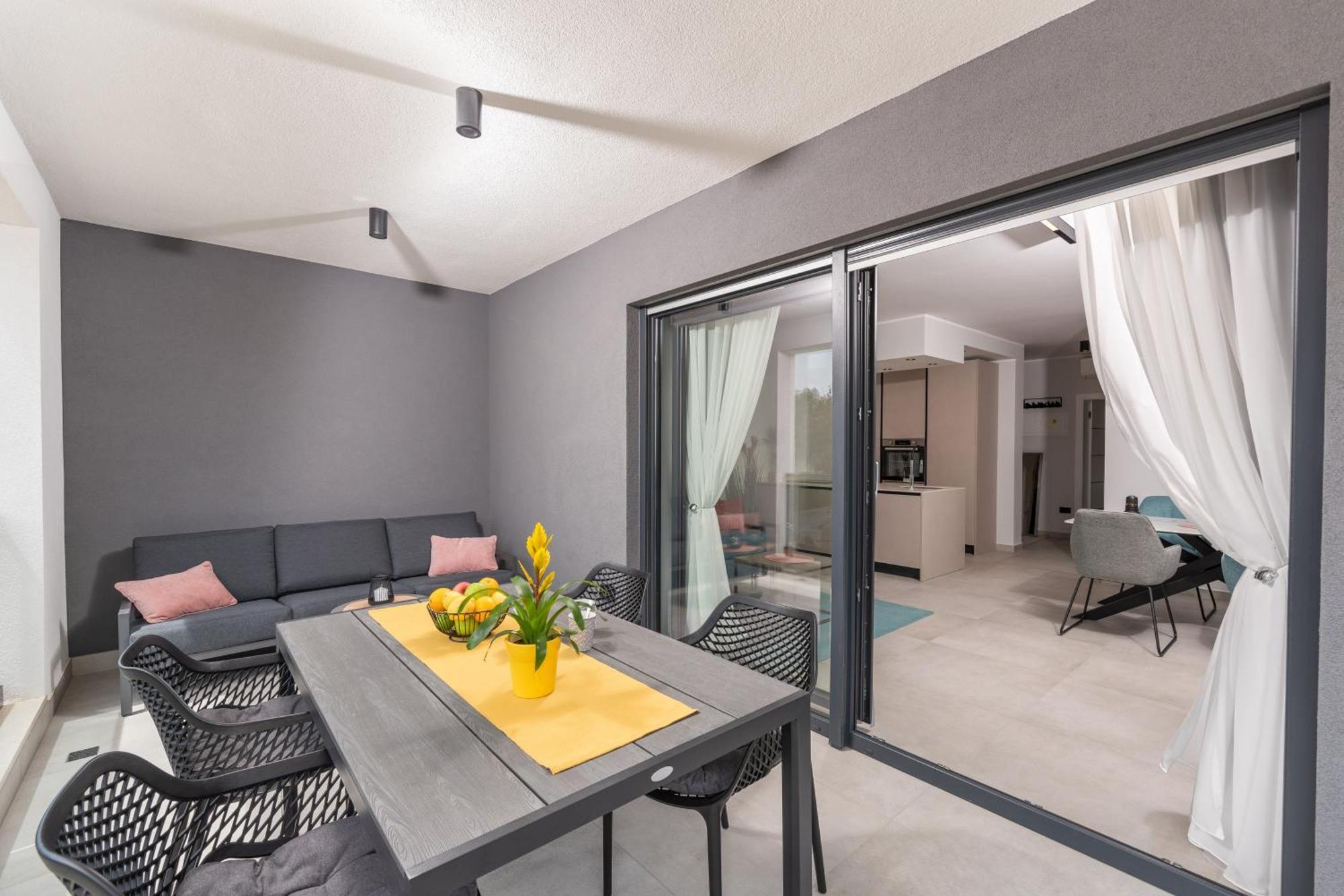 Alex Luxury Apartments Ровинь Экстерьер фото